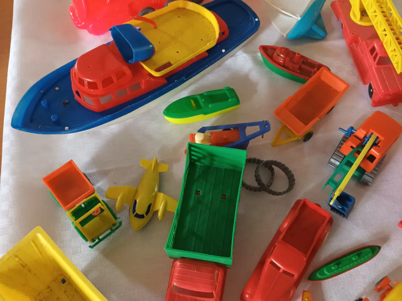 Billede 3 - Legetøjsbiler og skibe i plastik