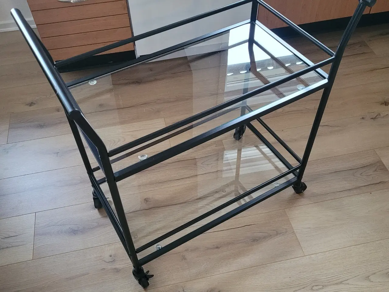 Billede 1 - Sort rullebord med 2 glasplader