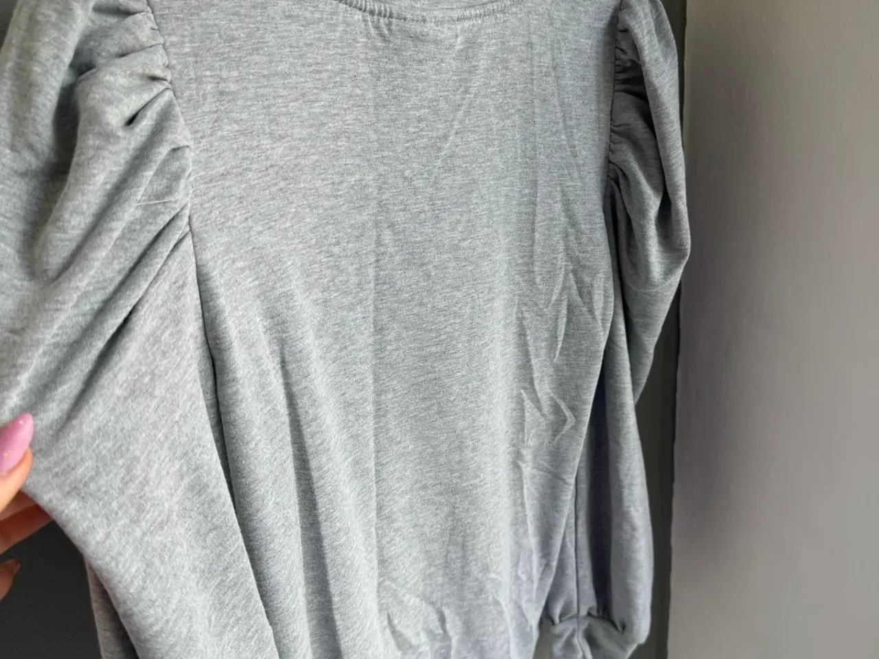 Billede 3 - Grå bluse med smukke puf-detaljer ved skuldrene fr