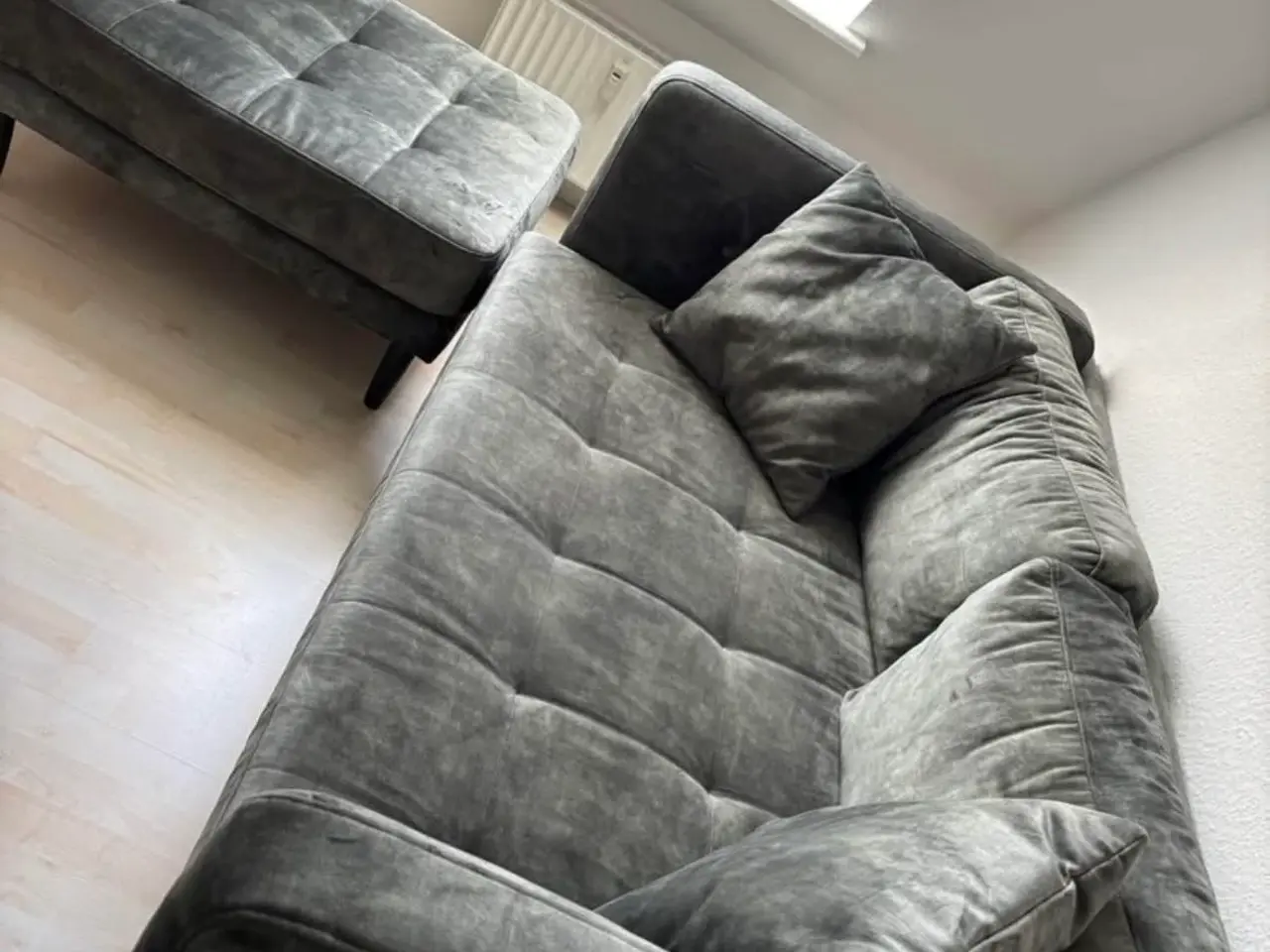 Billede 2 - Flot og komfortabel sofa i grøn velour-look med ti