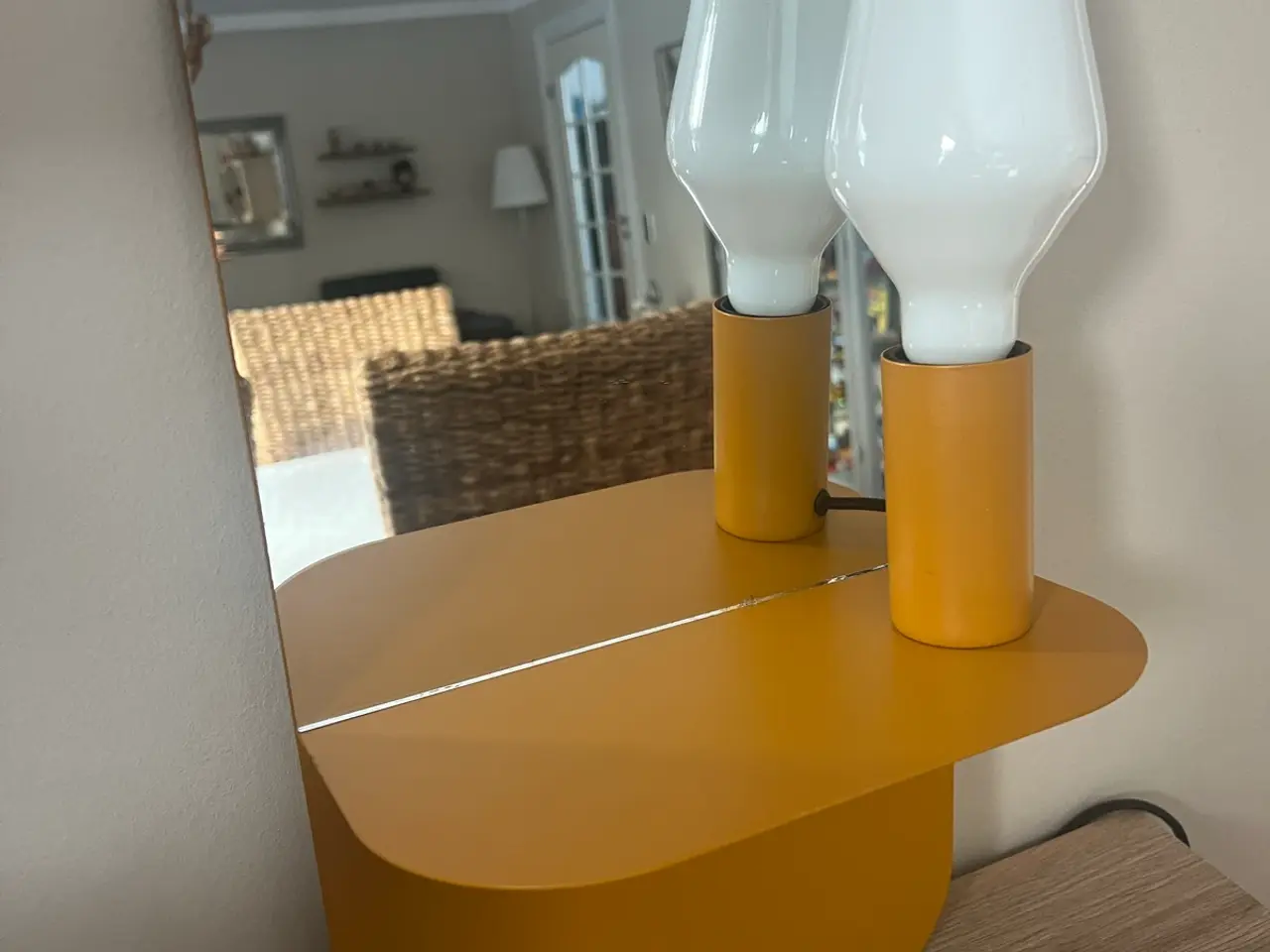 Billede 3 - Retro spejl med flytbar lampe og integreret hylde
