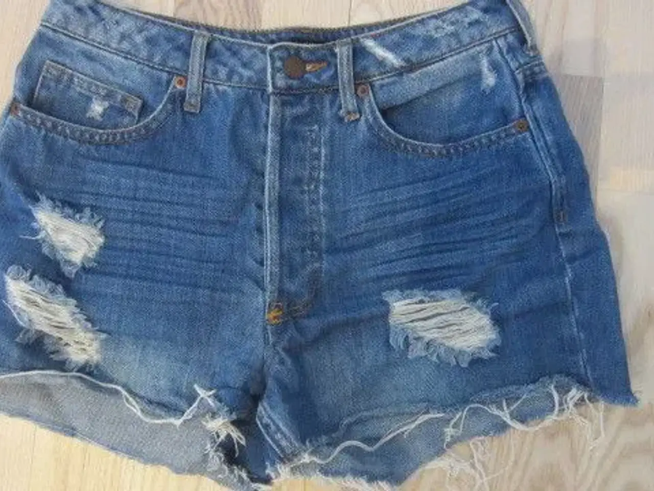 Billede 1 - Str. 36, shorts i slidt look