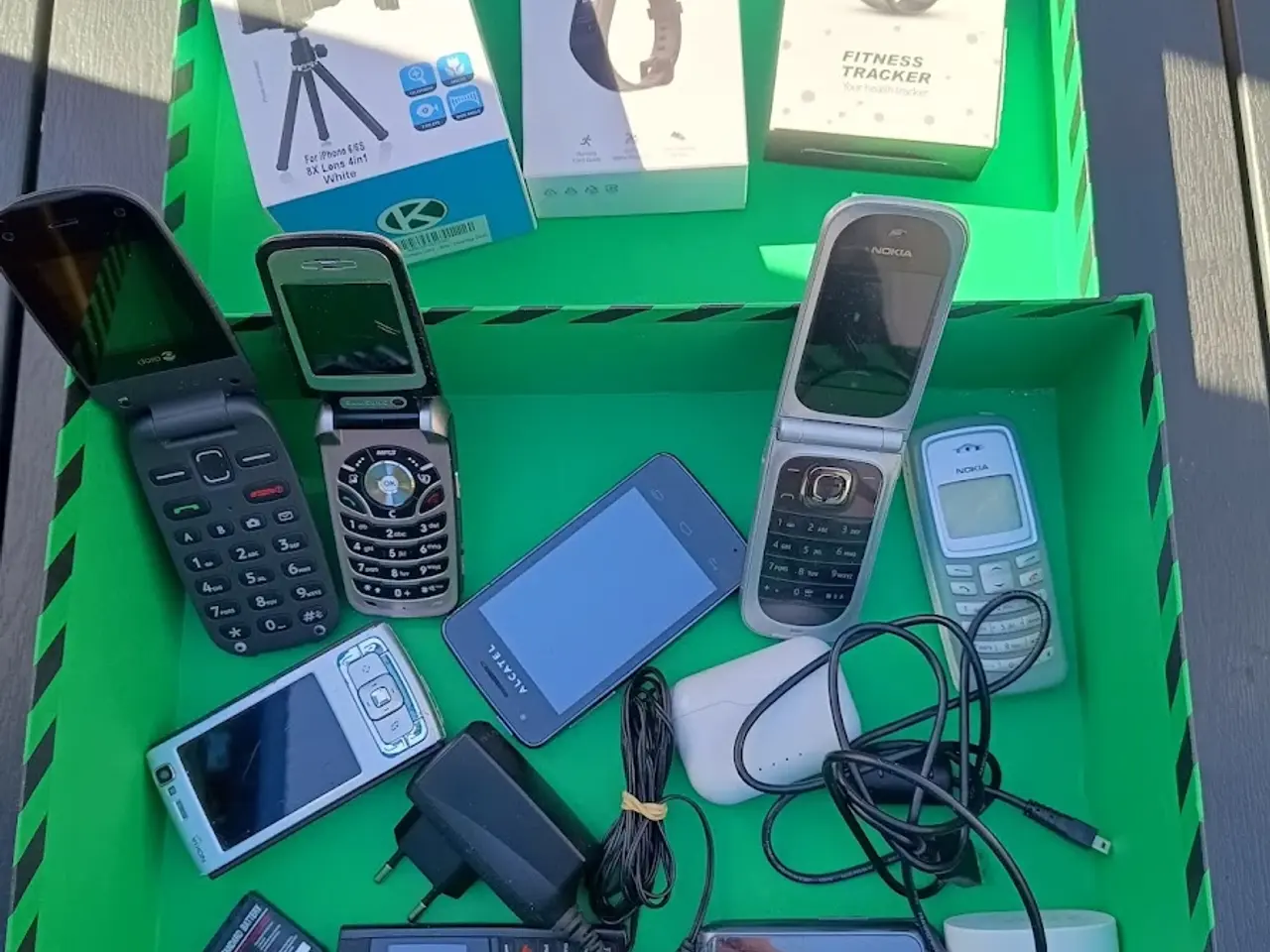 Billede 1 - Rodekasse med gl. mobiler og andet