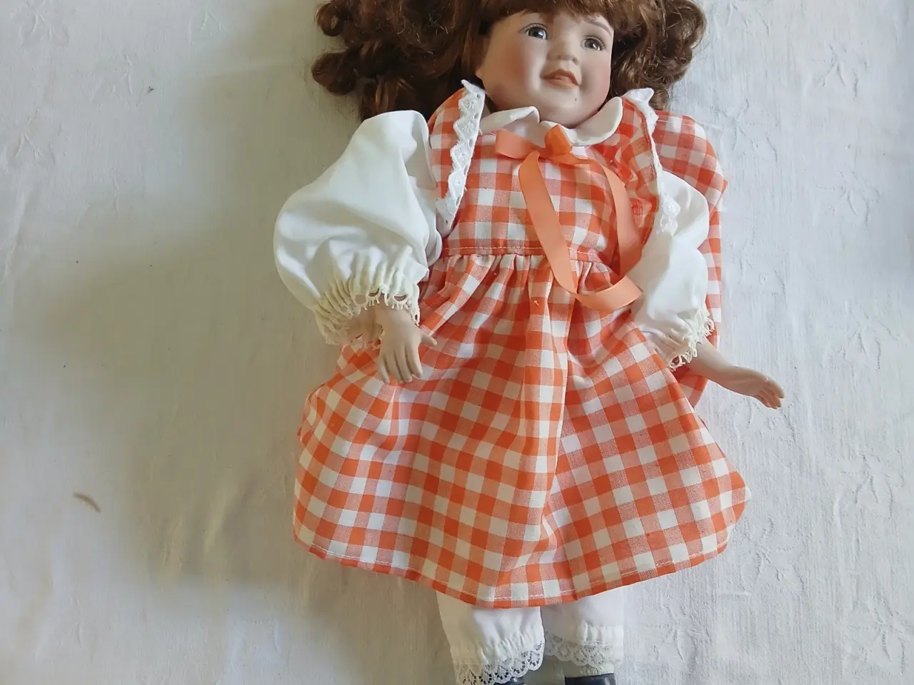 Billede 1 - Porcelænsdukke på ca. 45 cm
