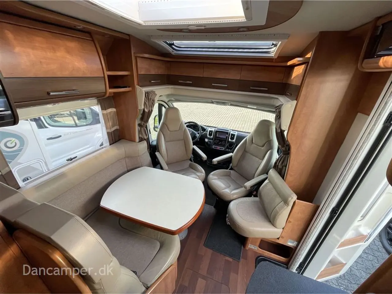 Billede 10 - 2016 - Carthago c-tourer T143 LE Luksus camper - med enkeltsenge og automatgear.