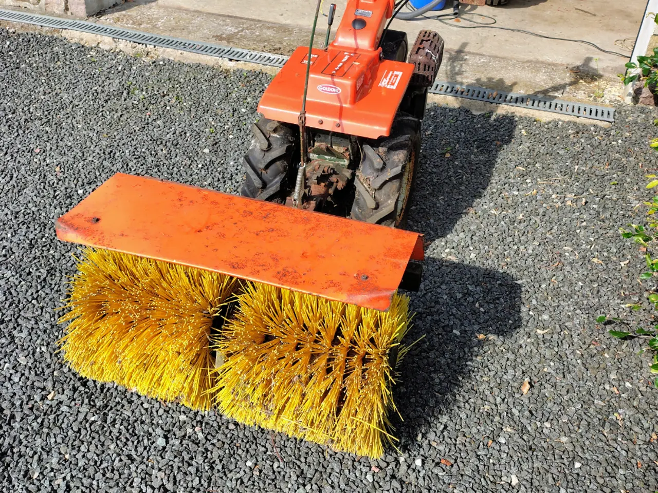 Billede 1 - Goldoni gear maskine med kost 80 cm