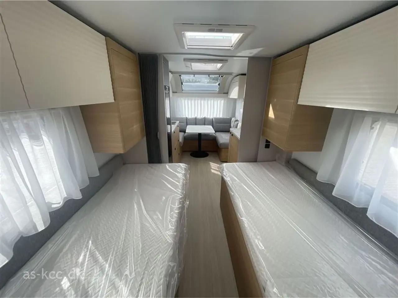 Billede 10 - 2026 - Adria Adora 572 UT   Adria Adora 572 UT Årg, 2026 4 sovepladser, 5 siddepladser, enkeltsenge og toilet og bad i bagenden