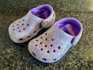 Lilla crocs med spræl str 23