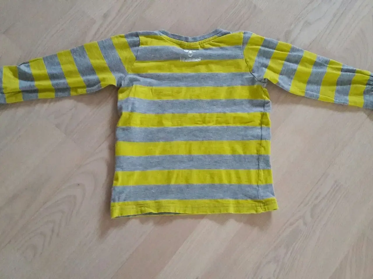 Billede 2 - Hummel  bluse str 104