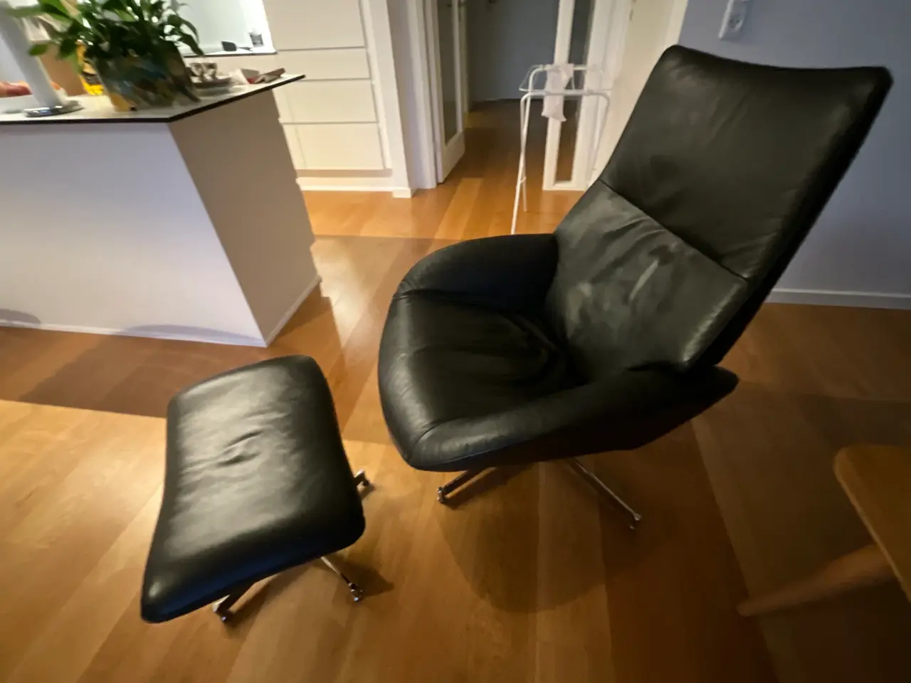 Billede 1 - Dreje og vippe læderstol