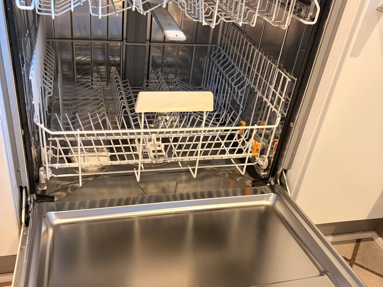 Billede 2 - Miele opvaskemaskine gives væk