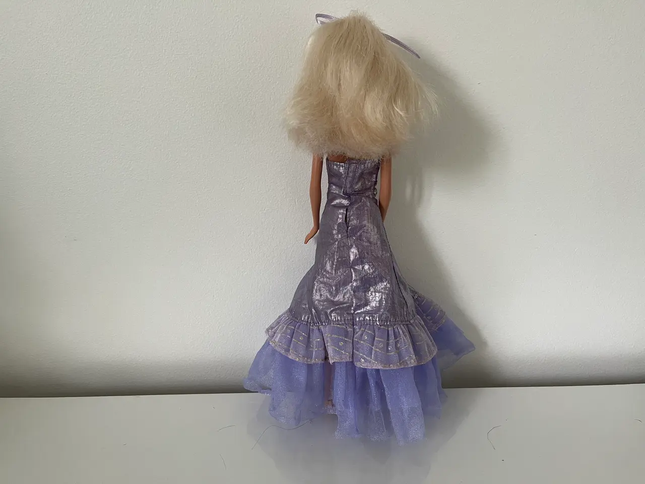 Billede 4 - Barbiedukke i lilla kjole