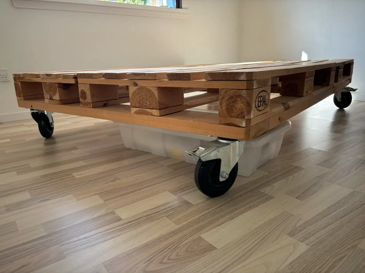 Billede 2 - Palleseng 140 x 200 cm på hjul – rustik og praktis