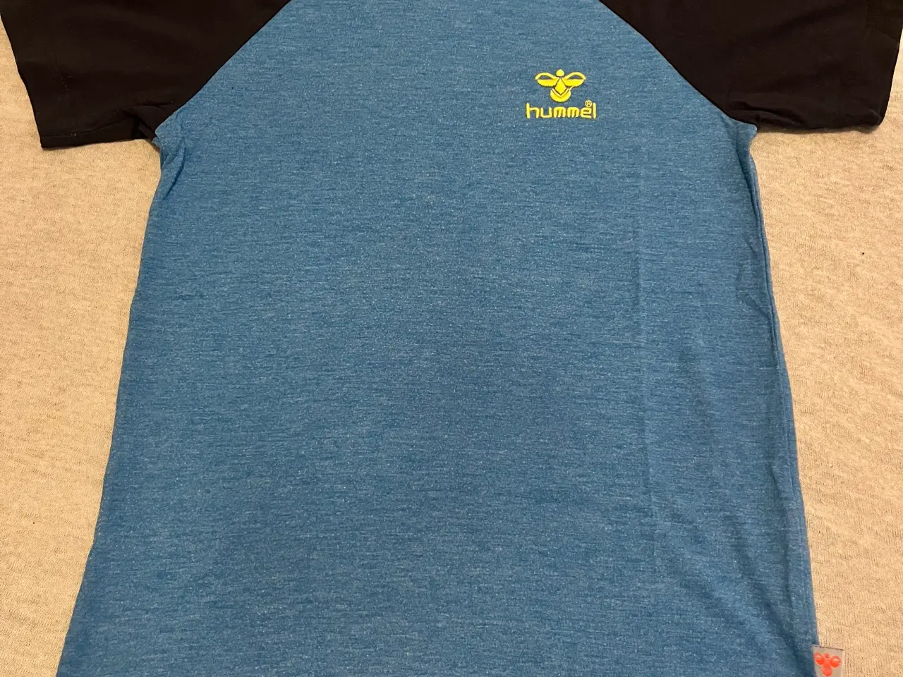 Billede 1 - T-shirt fra Hummel. 