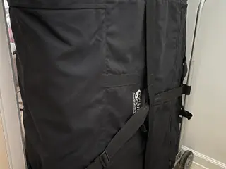 Massagebriks letvægt i transporttaske- og vogn.