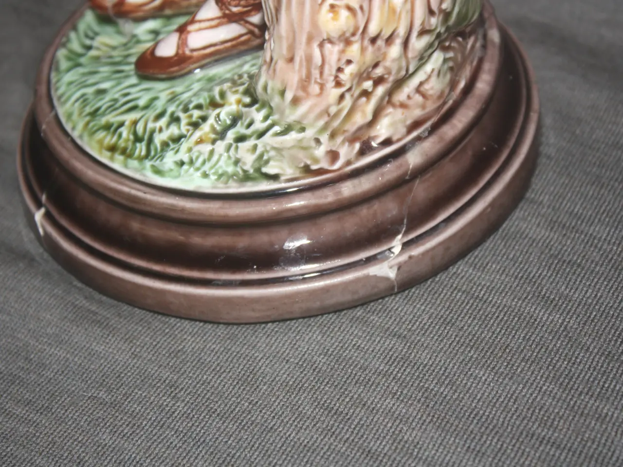 Billede 6 - Antik Figur 32,5 cm med en vase på bagsiden