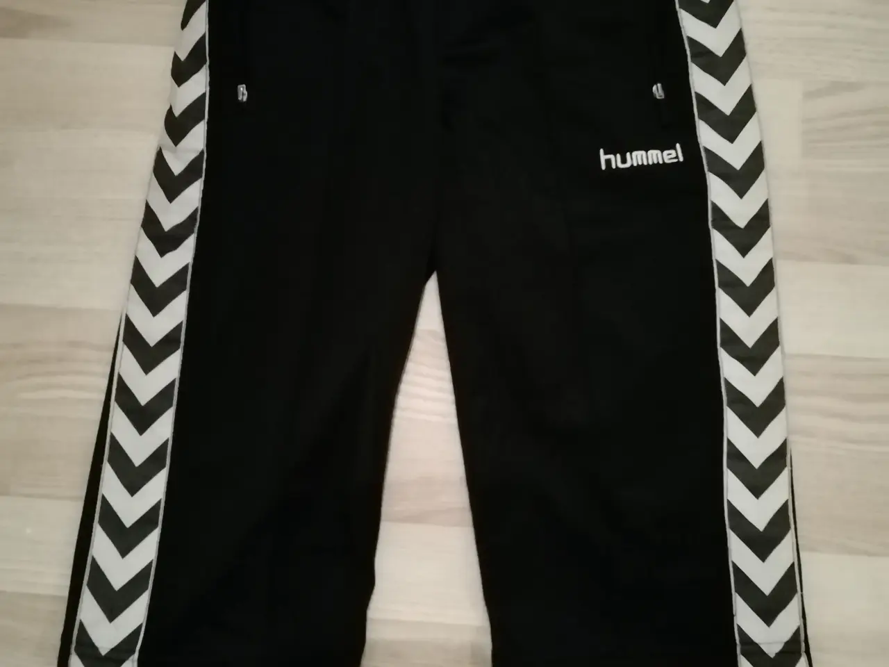 Billede 3 - windbreaker, t-shirts og shorts str. 152