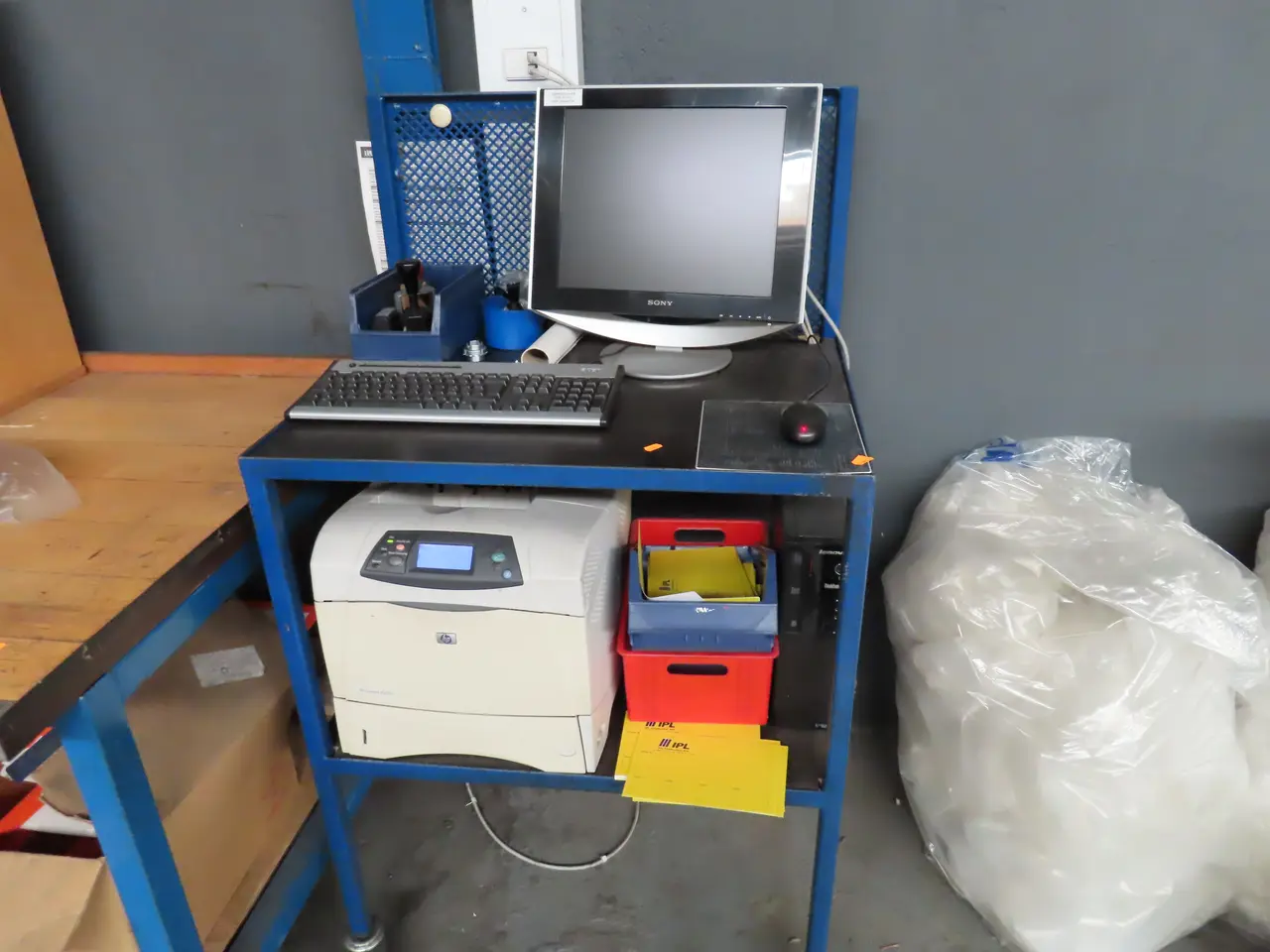 Billede 1 - Opbevaringsvogn med computerskærm, tastatur, printer m.m.