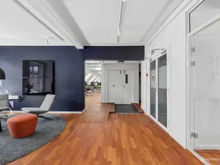 Karakterfuldt kontor med markante loftsbjælker og eksklusive faciliteter i dynamisk kontorhus på Vesterbro