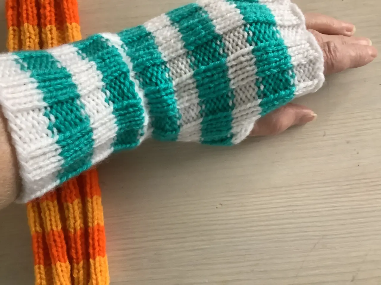 Billede 2 - Strikket pulsvarmer/handsker i One Size