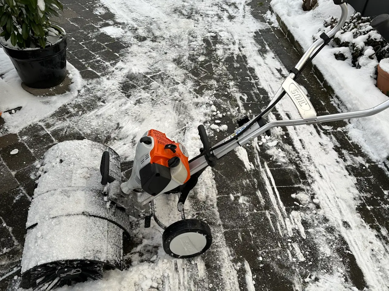 Billede 1 - Stihl Sneryder med børste/ Kantskærer /Kultivator
