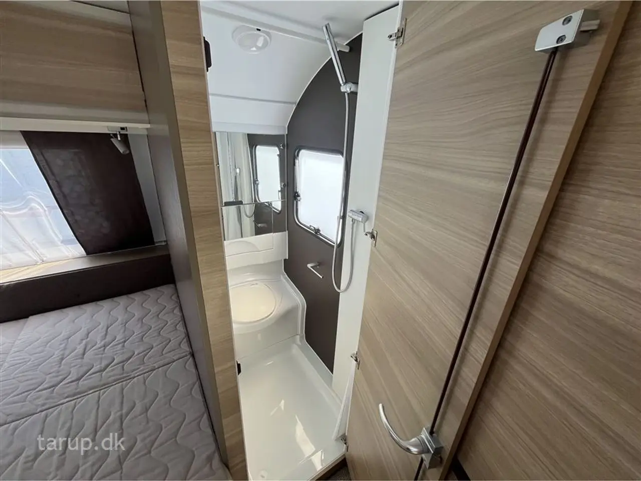 Billede 17 - 2016 - Adria Altea 472 PU Fortelt: Ventura D300, Truma mover, rundsiddegruppe, aircon., DuoControl, el-gulv-varme, køleskab m/ fryser, gulvtæpper, fransk dobbeltseng