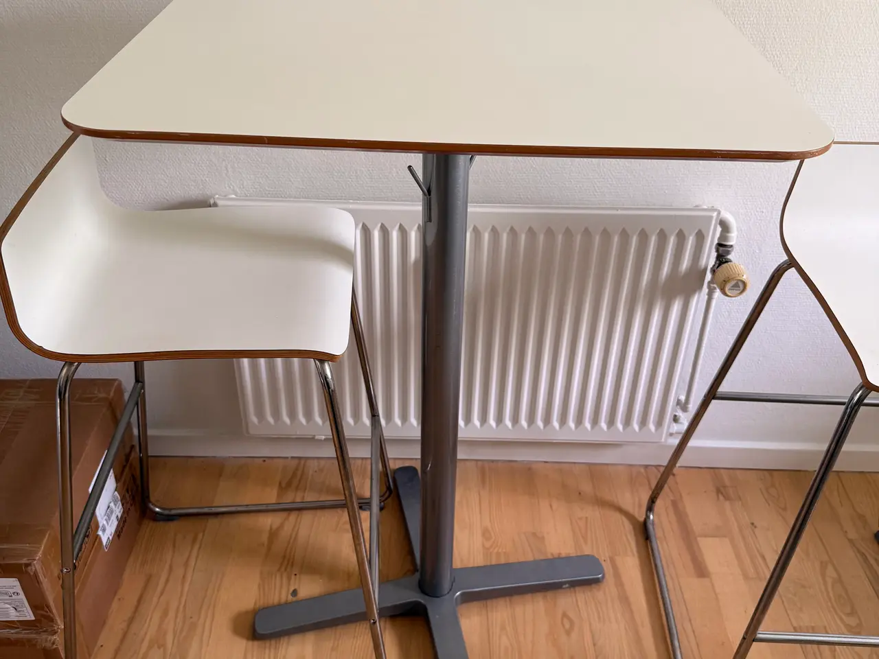Billede 3 - Bar bord/ høj bord med stole 