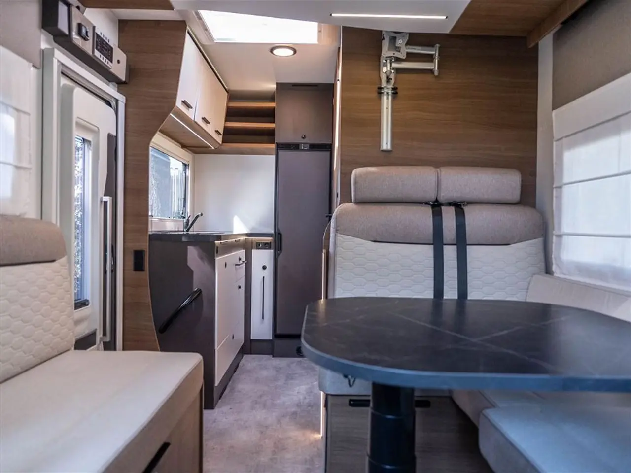 Billede 2 - 2027 - Benimar Tessoro 481 Northautokapp Under 6 meter med enorm plads indvendig