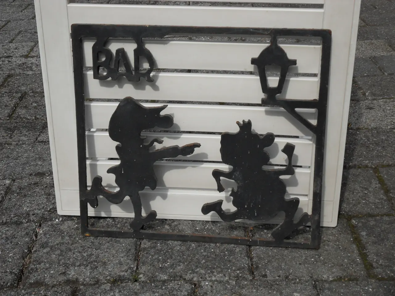 Billede 3 - SKULPTUR-JERN til væg. Kasket-Karl og Ung Pige