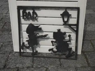SKULPTUR-JERN til væg. Kasket-Karl og Ung Pige