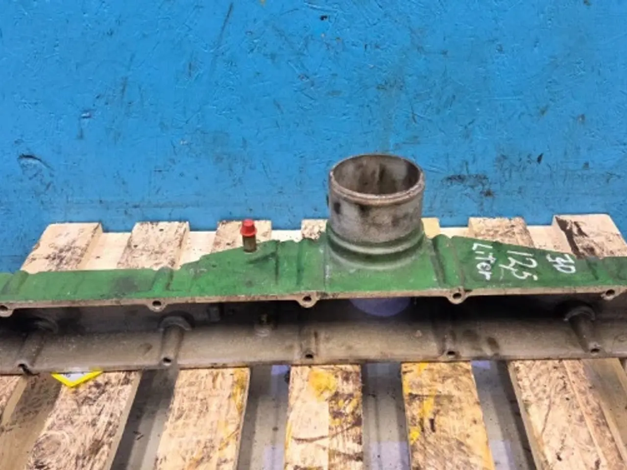 Billede 7 - John Deere 6125HZ001 Indsugningsmanifolddæksel R516998