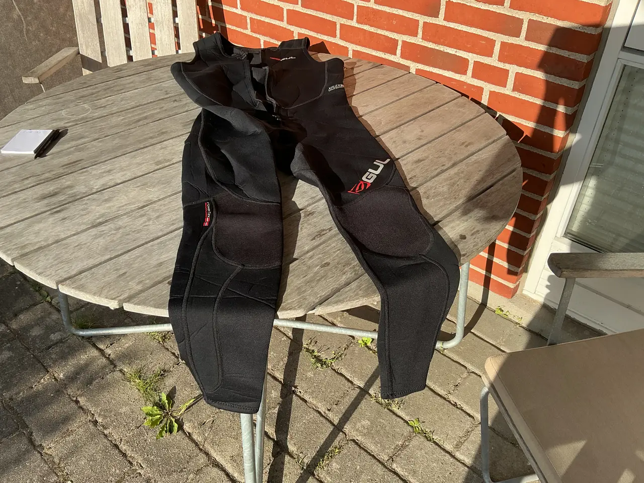 Billede 2 - Tre våddragter(GUL xl, ml og st46), neoprenstøvler