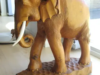Håndskåret træskulptur elefant naturtro udtryk