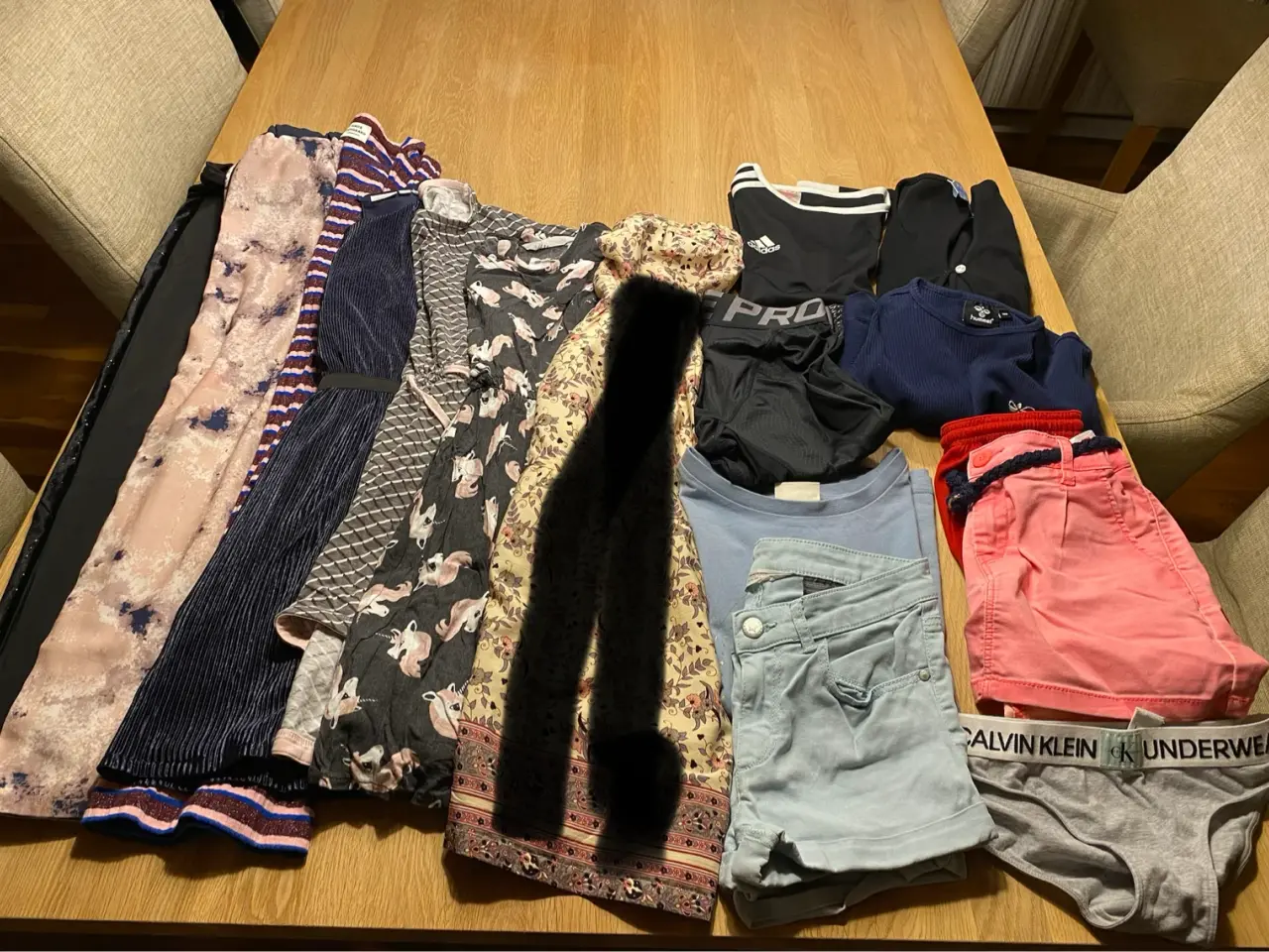 Billede 20 - Bukser, shorts, kjoler, tshirt mm. Str. 140