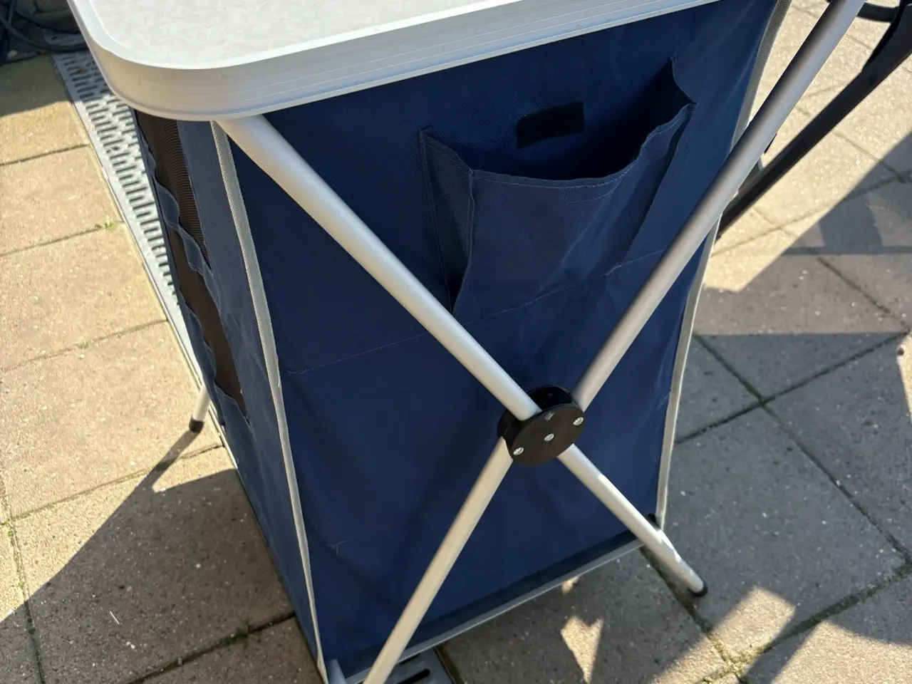Billede 3 - Campingskab med 3 hylder og en bordplade