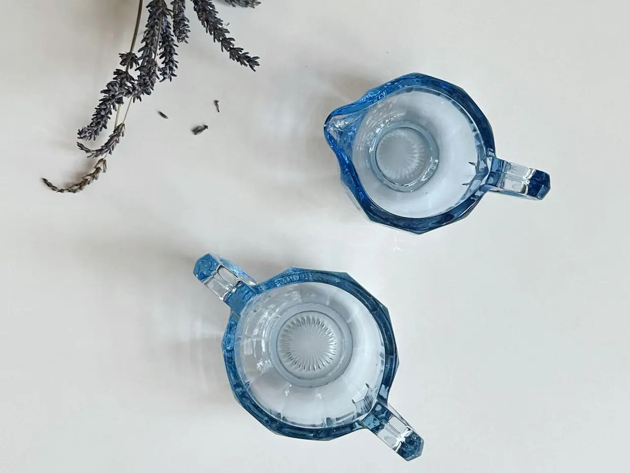 Billede 1 - Lyseblåt glas, kraftigt sæt, NB kandens tud