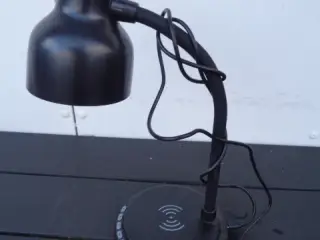 Bordlampe med højtaler og oplader