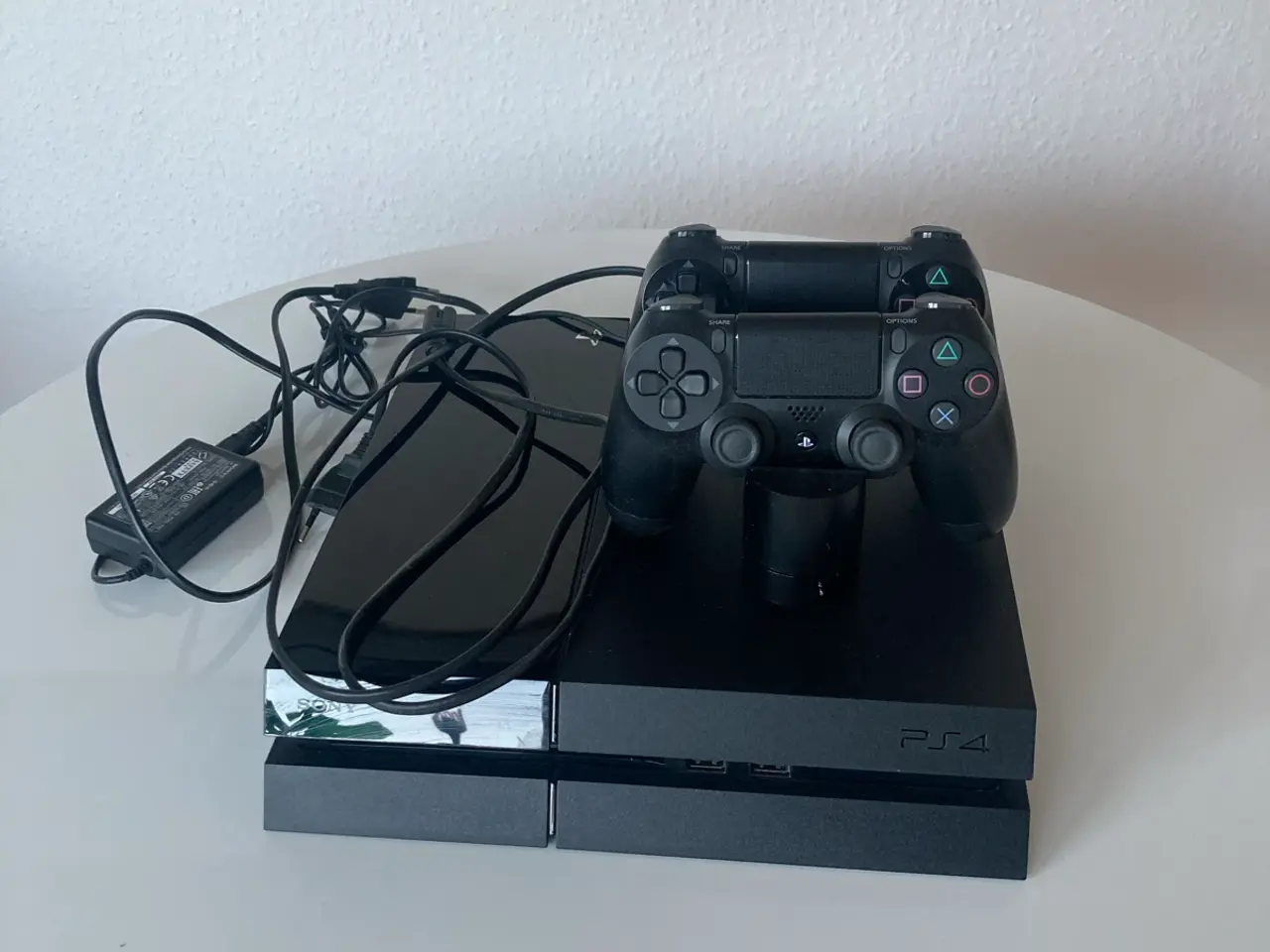 Billede 1 - PS4 + 2 controller + oplader + 7 spil