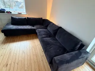 Mørk velour sofa