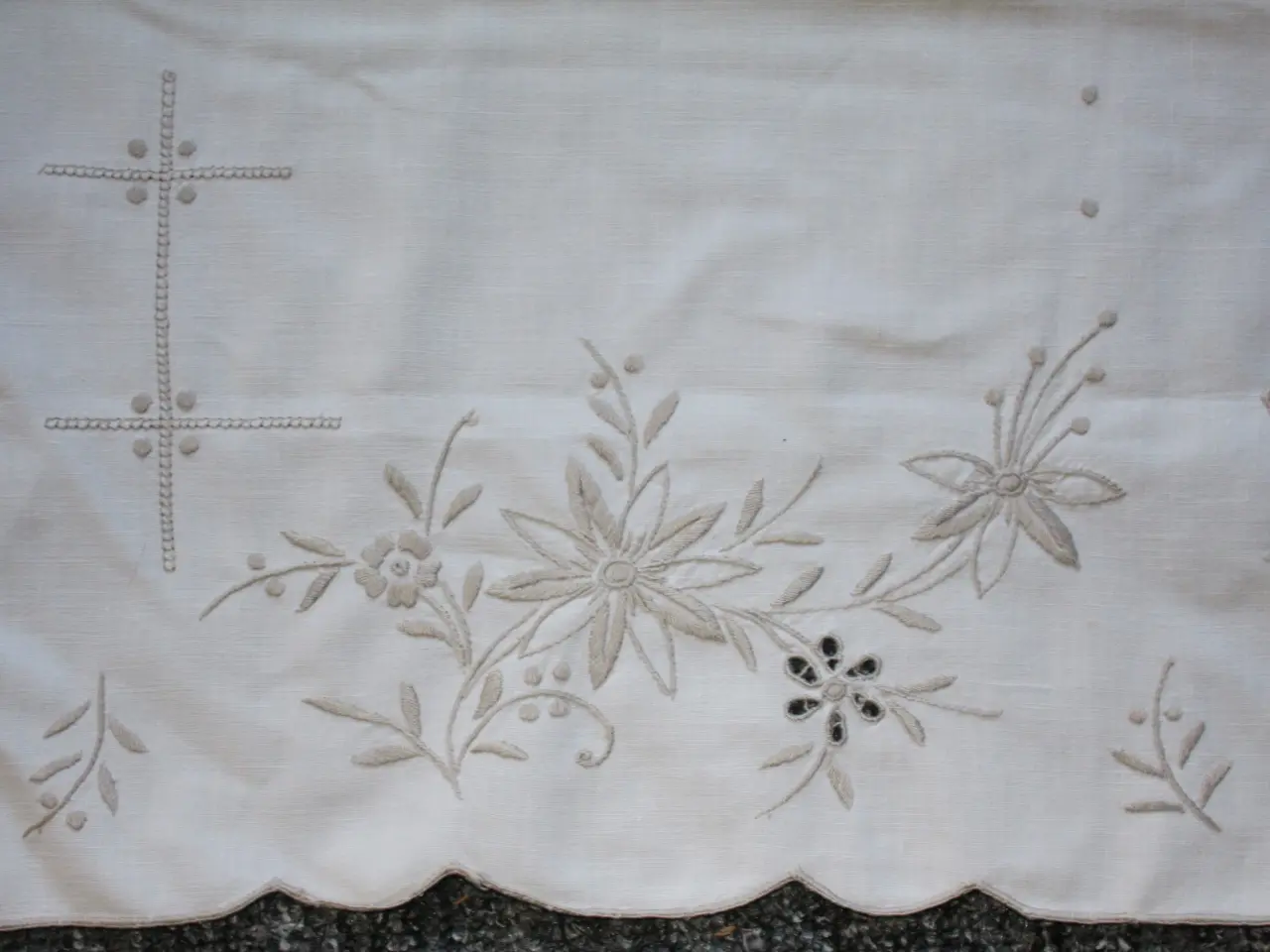 Billede 11 - Broderet dug, 120 x 120 cm