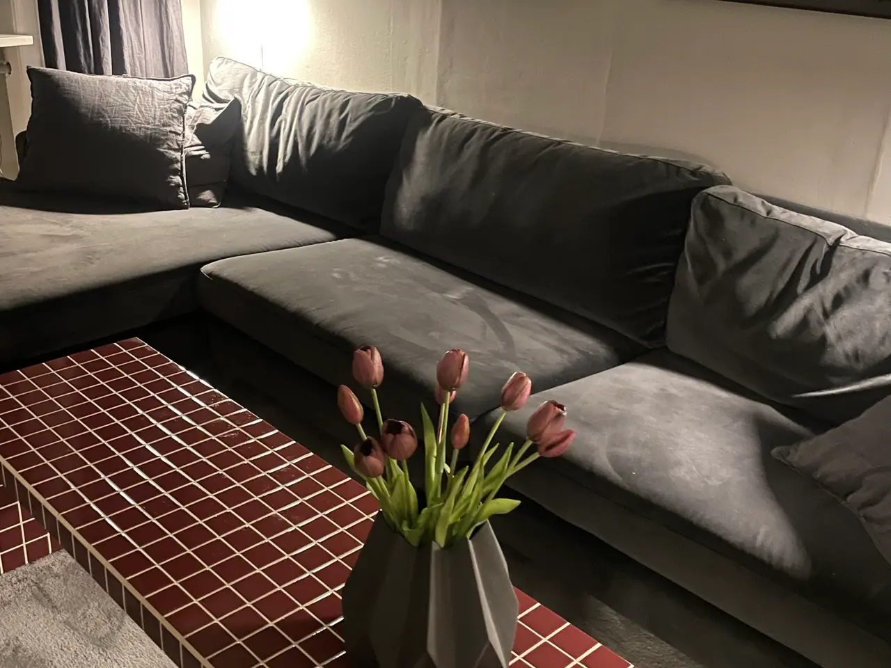 Billede 4 - Velholdt og rummelig sofa