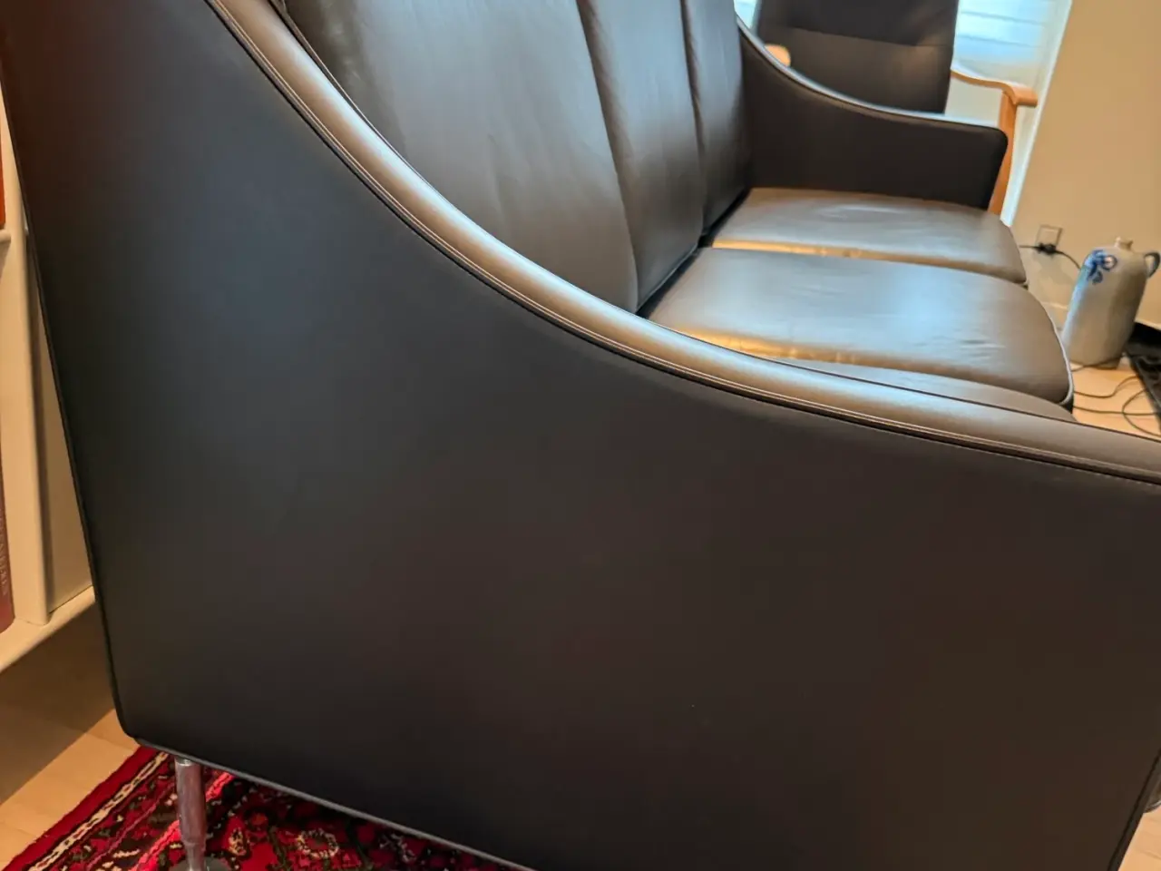 Billede 2 - Sort Hurup sofa i lækkert skind
