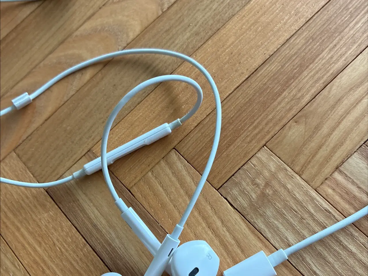 Billede 1 - Apple EarPods med kabel og Lightning stik.