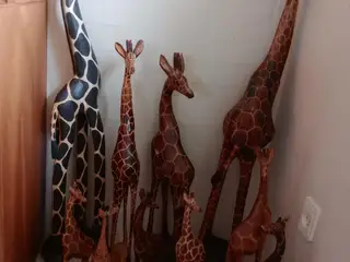 13 giraffer udskåret i træ