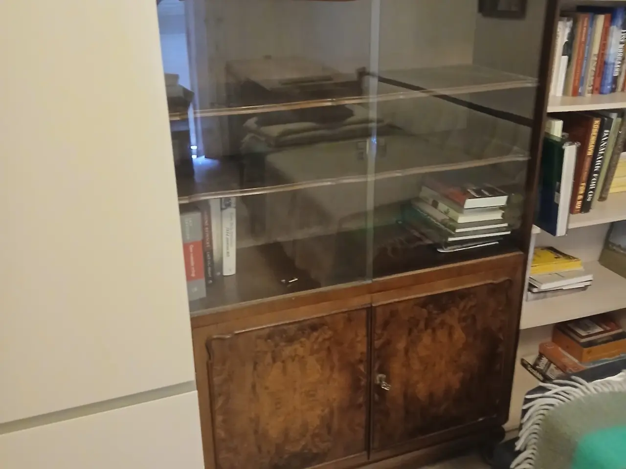 Billede 1 - Glasskab med hylder og skab