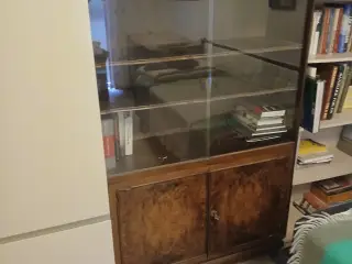 Glasskab med hylder og skab