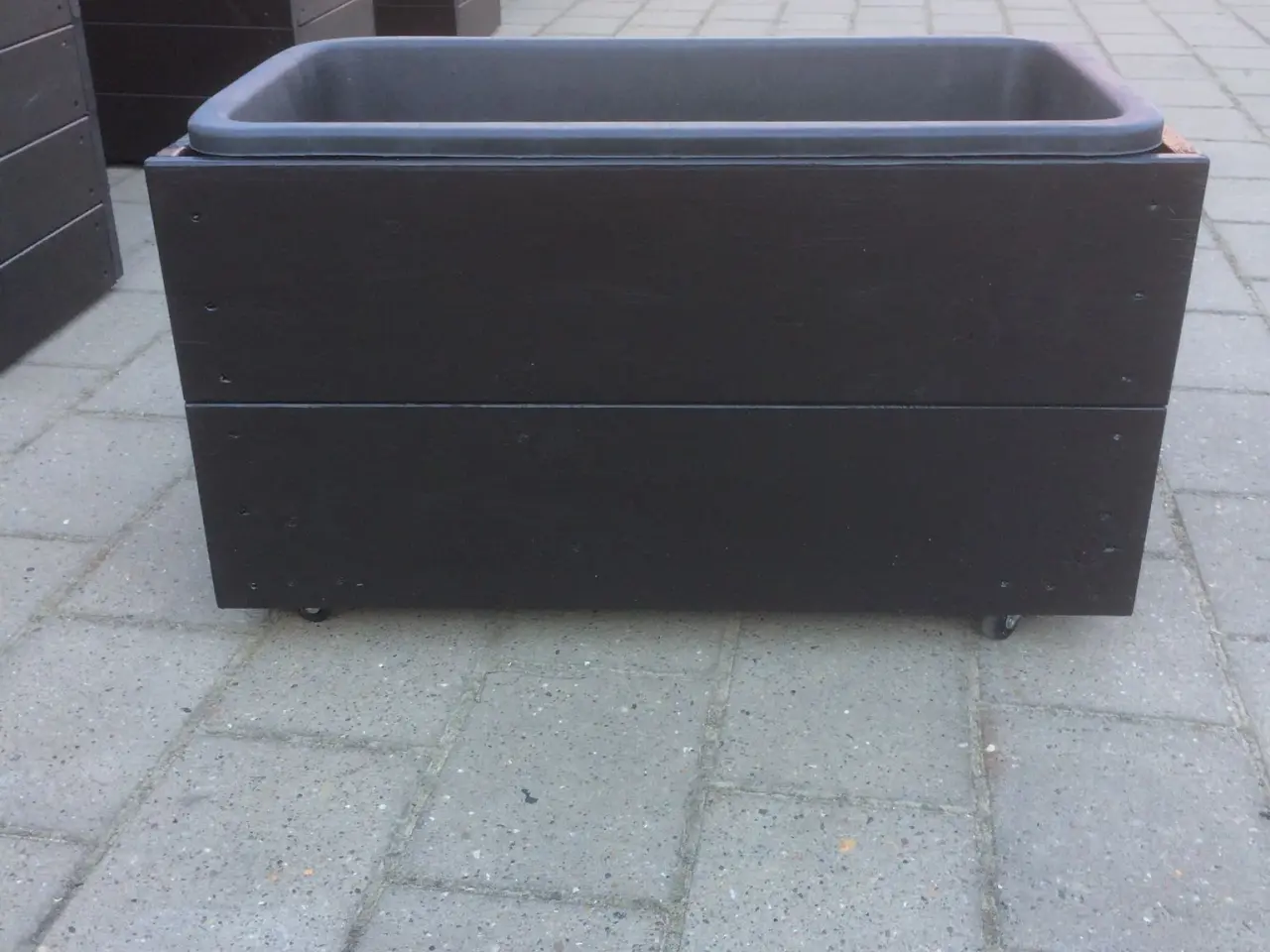 Billede 2 - Blomsterkasse på hjul