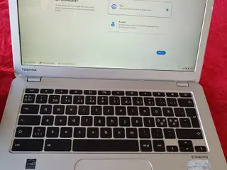 Toshiba Chromebook med lader