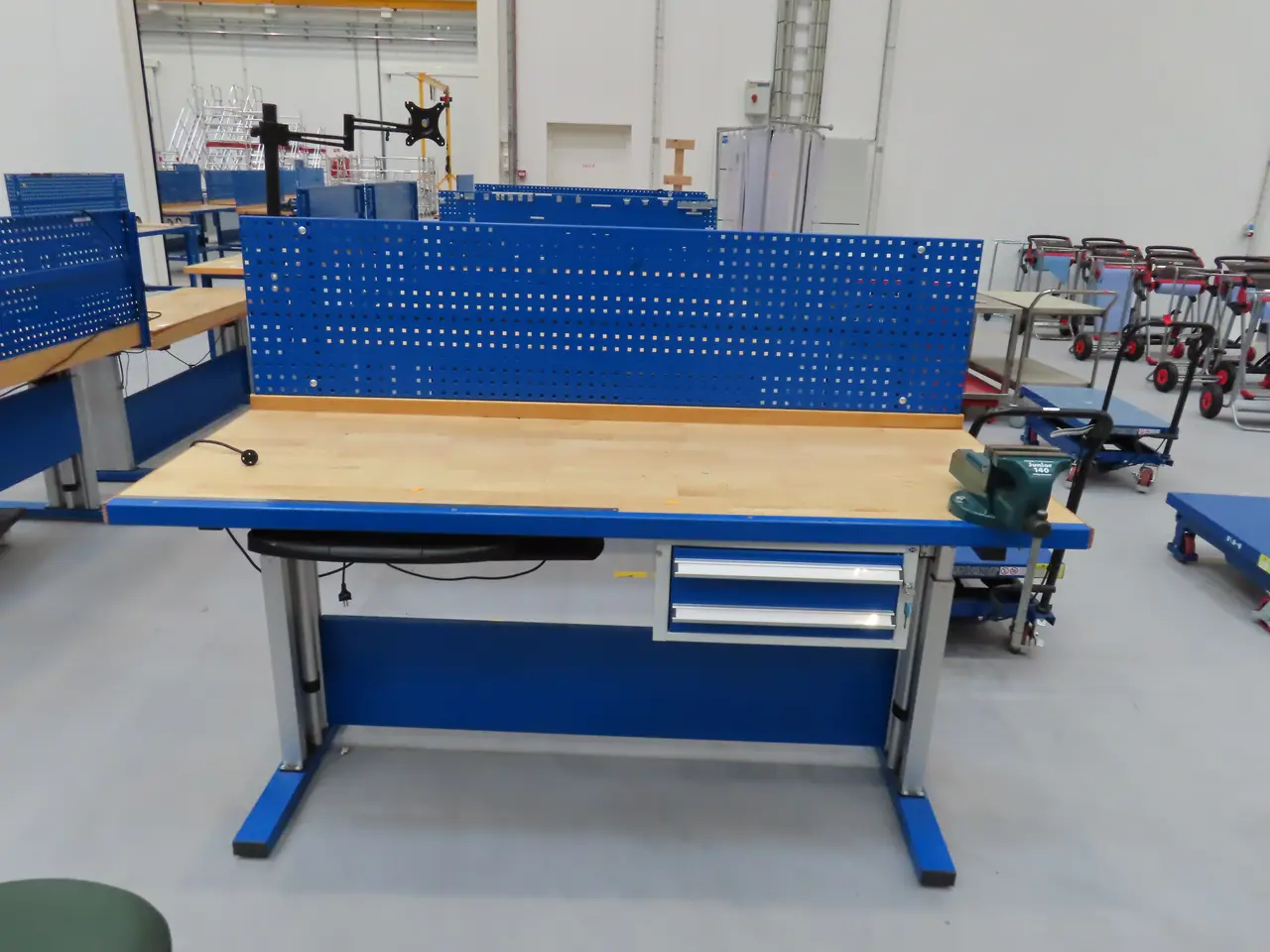 Billede 1 - El. Hæve/sænke arbejdsbord med skruestik RIDGID Junior 140