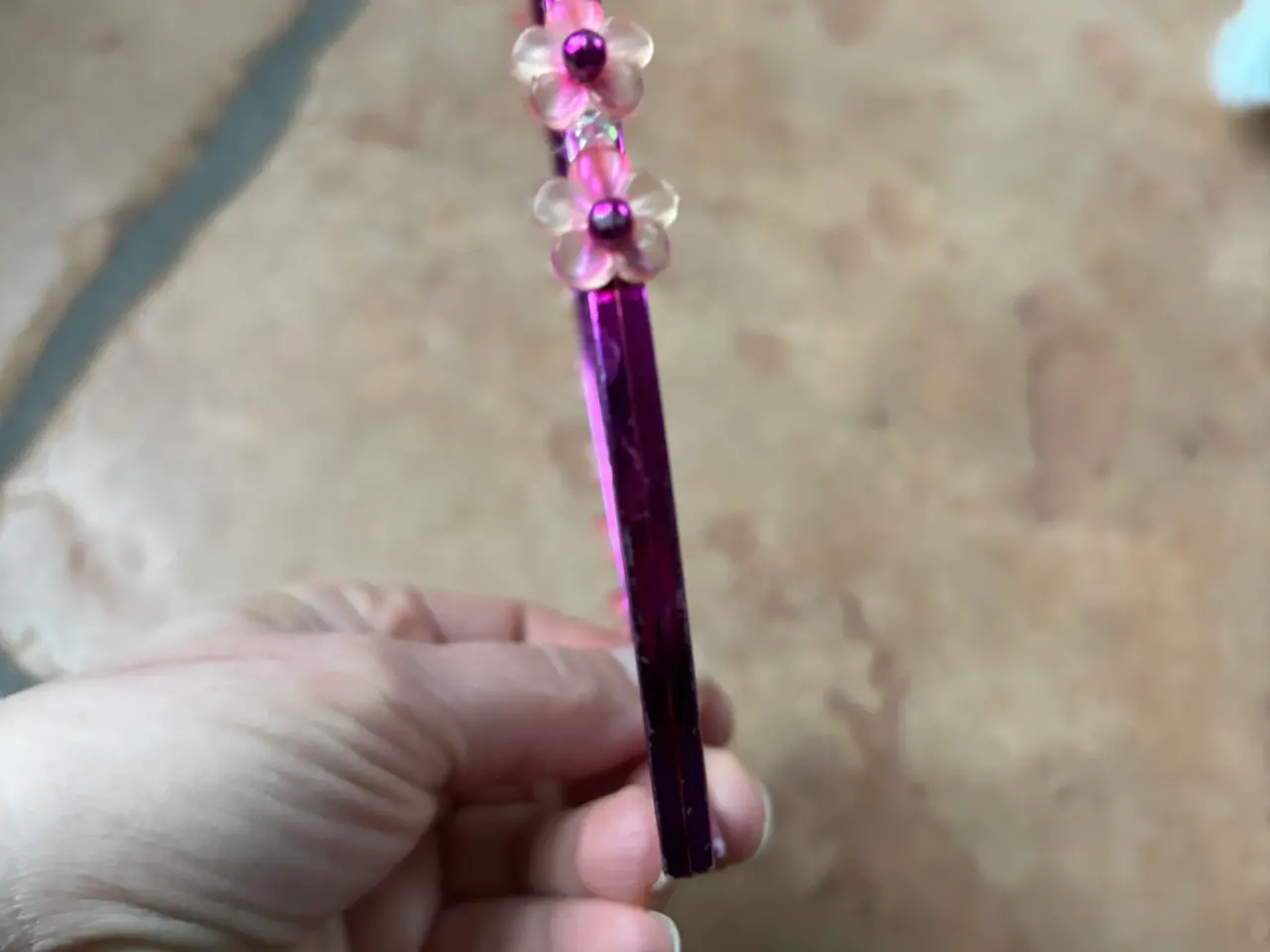Billede 6 - Pink hårbøjle med lyserøde blomsterperler